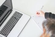 Copywriting – czym jest, ile zarabia copywriter i jak zacząć pracę w tym zawodzie?