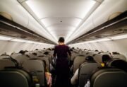 Jak zostać stewardessą lub stewardem – przewodnik po wymaganiach i ścieżce kariery
