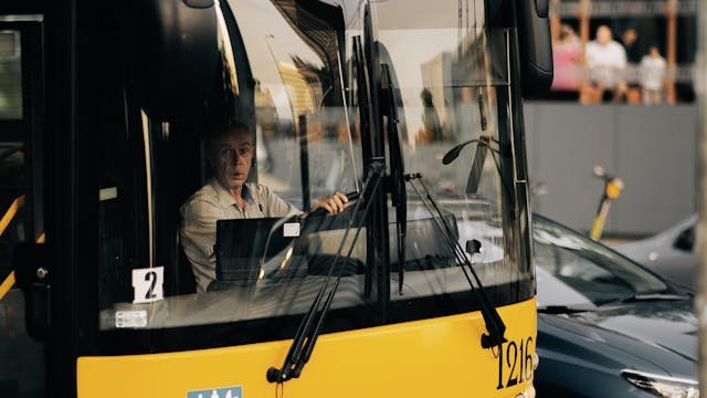 Kierowca autobusu – jak wygląda praca, wymagania i zarobki?