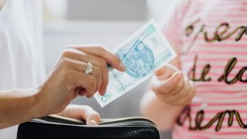 Minimalna stawka godzinowa – ile wynosi i jak wpływa na rynek pracy?