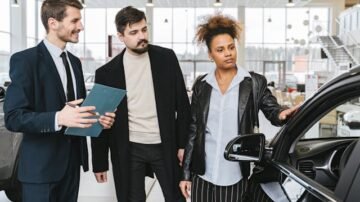 Umowa kupna-sprzedaży samochodu – co musi zawierać i jak uniknąć błędów?