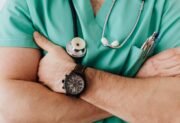 Zwolnienie lekarskie a wysokość wynagrodzenia – co warto wiedzieć?