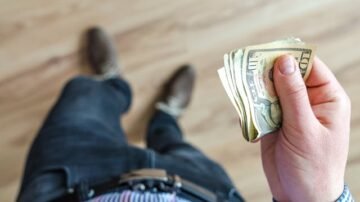 Komu przysługuje prawo do odprawy i jaka jest jej wysokość?