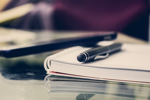 Faktura VAT – jakie elementy musi zawierać i kiedy ją wystawić?