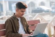 Outsourcing – jak działa i dlaczego firmy się na niego decydują