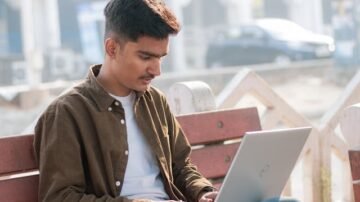 Outsourcing – jak działa i dlaczego firmy się na niego decydują