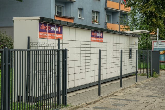 InPost obniża ceny, ale stawia warunki. W tle wojna z Allegro o rynek dostaw