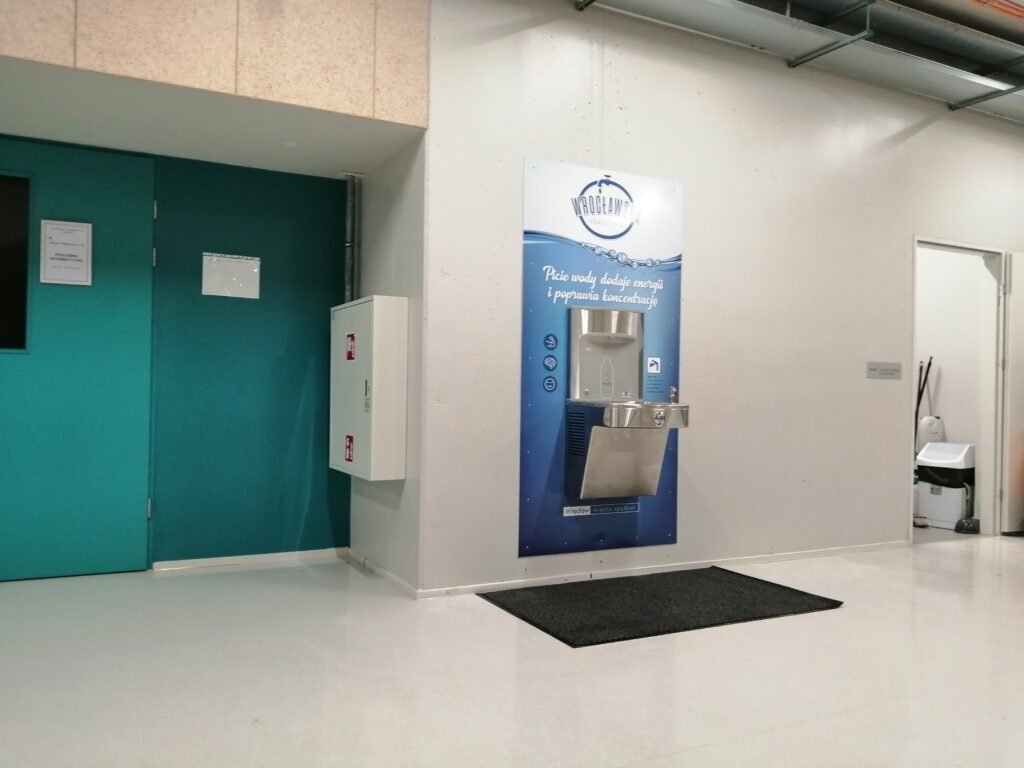 Źródełka wody pitnej — gdzie warto je instalować i jakie dają korzyści