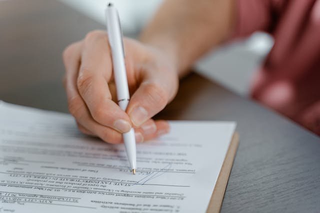 Umowy cywilnoprawne – czym różni się umowa o dzieło od umowy zlecenie