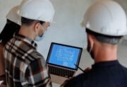 Outsourcing BHP w dużej firmie – jak wybrać zakres współpracy dopasowany do potrzeb organizacji?