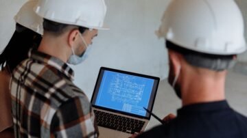 Outsourcing BHP w dużej firmie – jak wybrać zakres współpracy dopasowany do potrzeb organizacji?